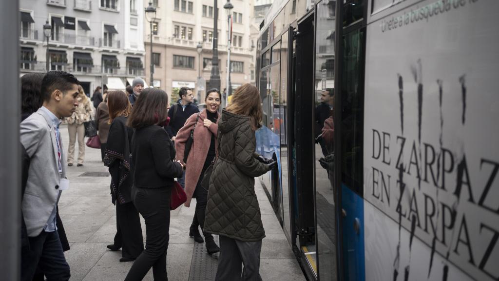 Miembros de la redacción de EL ESPAÑOL subiendo al autobús del diario líder de la prensa española.
