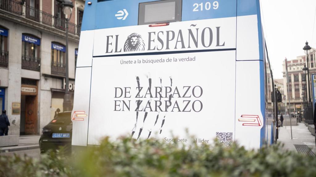 Autobús con la campaña promocional de EL ESPAÑOL.