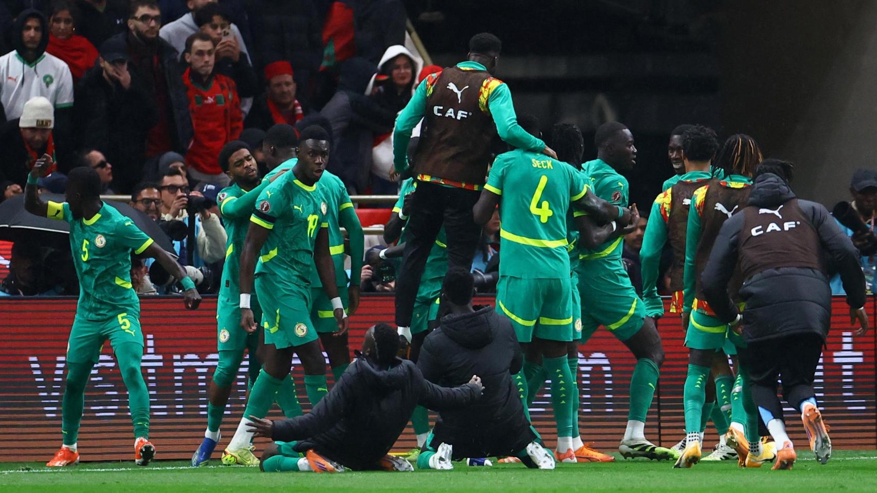 Los jugadores de la selección de Senegal celebran el gol de Pape Gueye ante Marruecos.