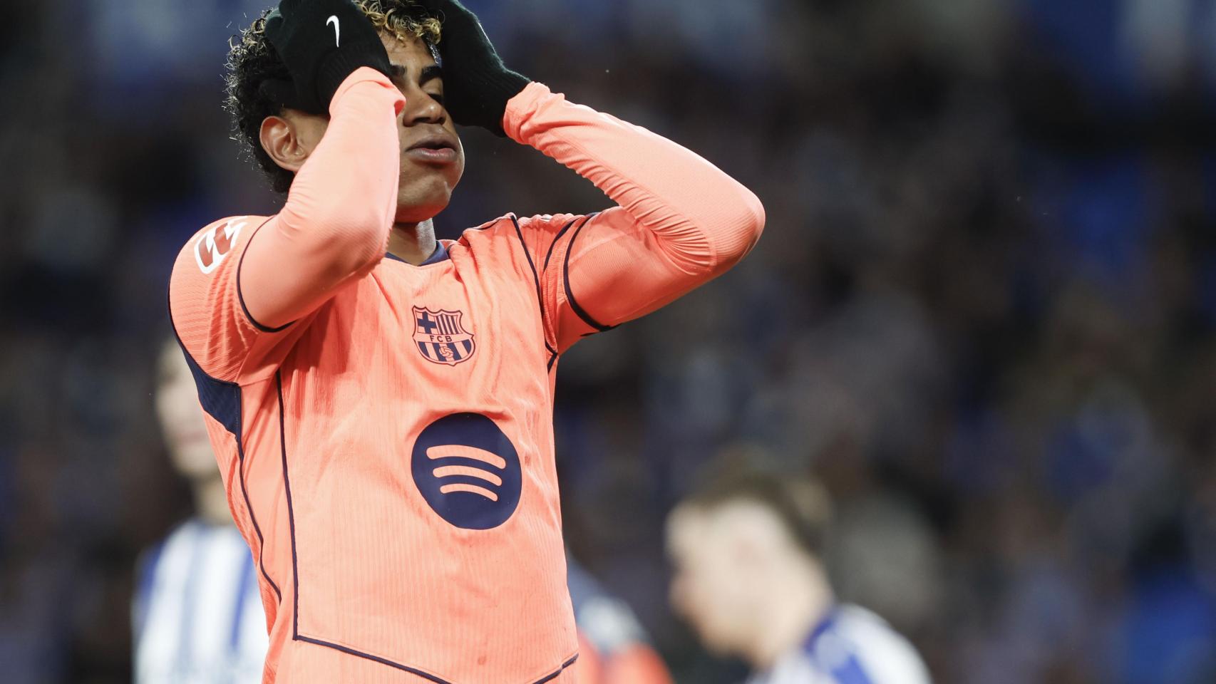 Lamine Yamal se lamenta tras haber fallado una ocasión durante el partido.