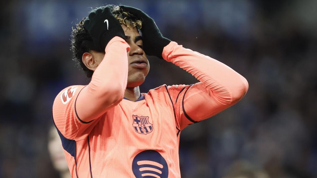 Lamine Yamal se lamenta tras haber fallado una ocasión durante el partido.