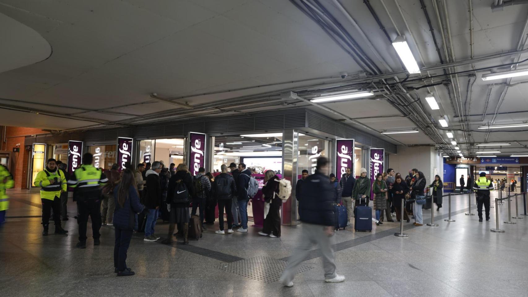 Personas en la estación de Atocha en Madrid pidiendo información tras el accidente.