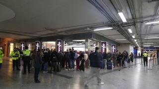 Personas en la estación de Atocha en Madrid pidiendo información tras el accidente.
