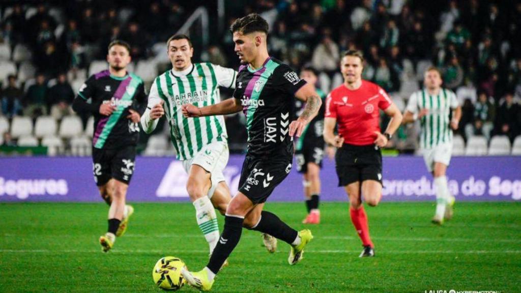 Chupe durante una acción del Córdoba CF vs. Málaga CF