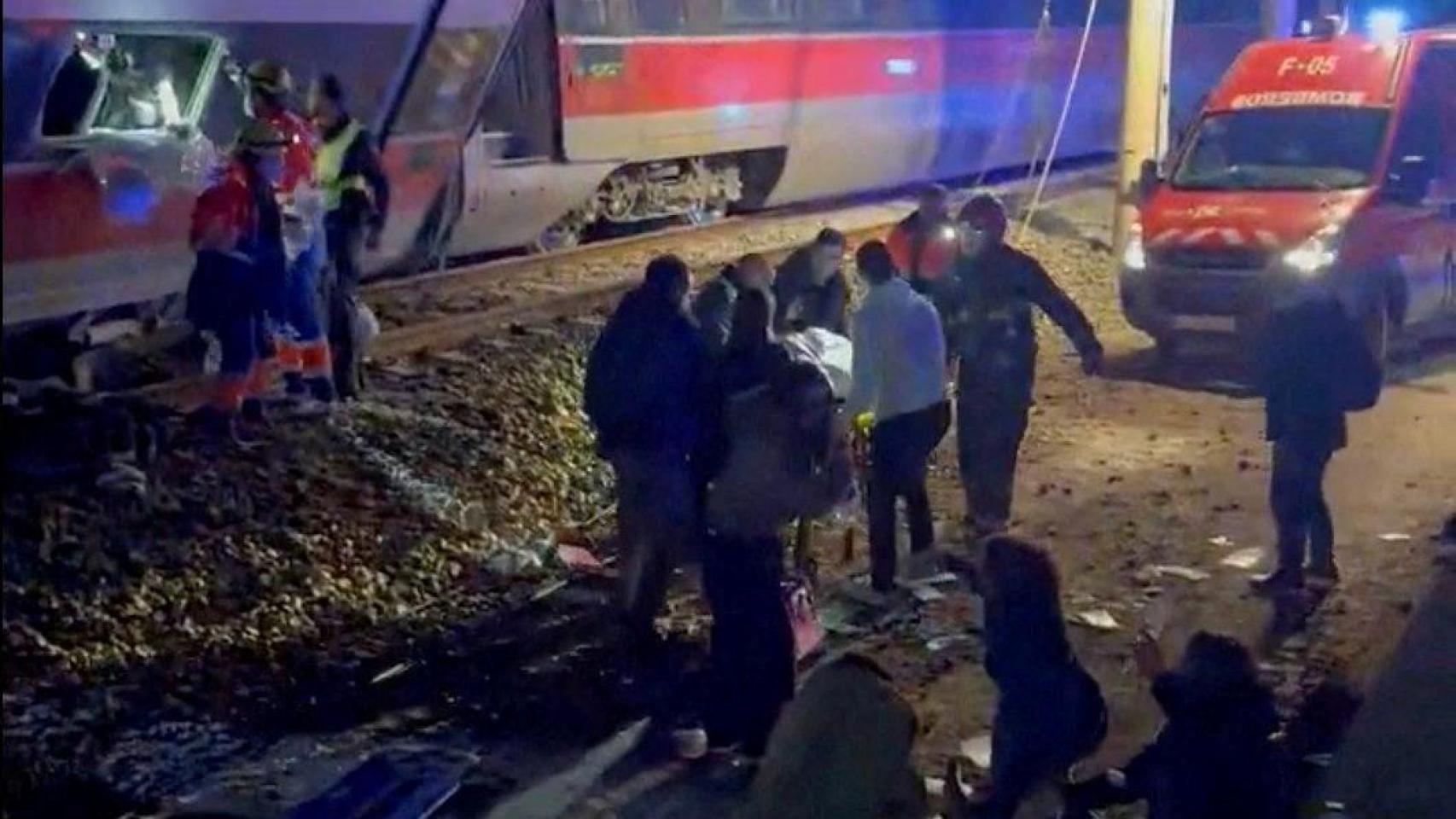 Pasajeros del tren de Iryo, en las vías tras el accidente en Adamuz.