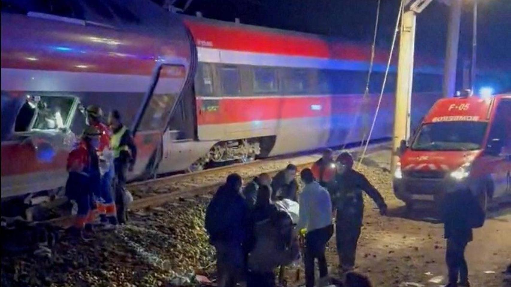 Pasajeros del tren de Iryo, en las vías tras el accidente en Adamuz.
