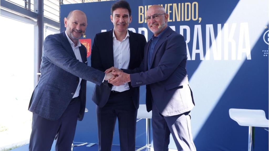 Aitor Karanka, junto con Rafael Louzán y Luis de la Fuente en su presentación como director técnico.