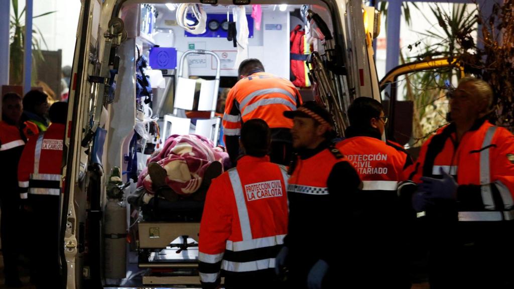 Uma ambulância transporta uma vítima após um acidente fatal entre um trem Irö e outro trem Renfe em Adamuza.