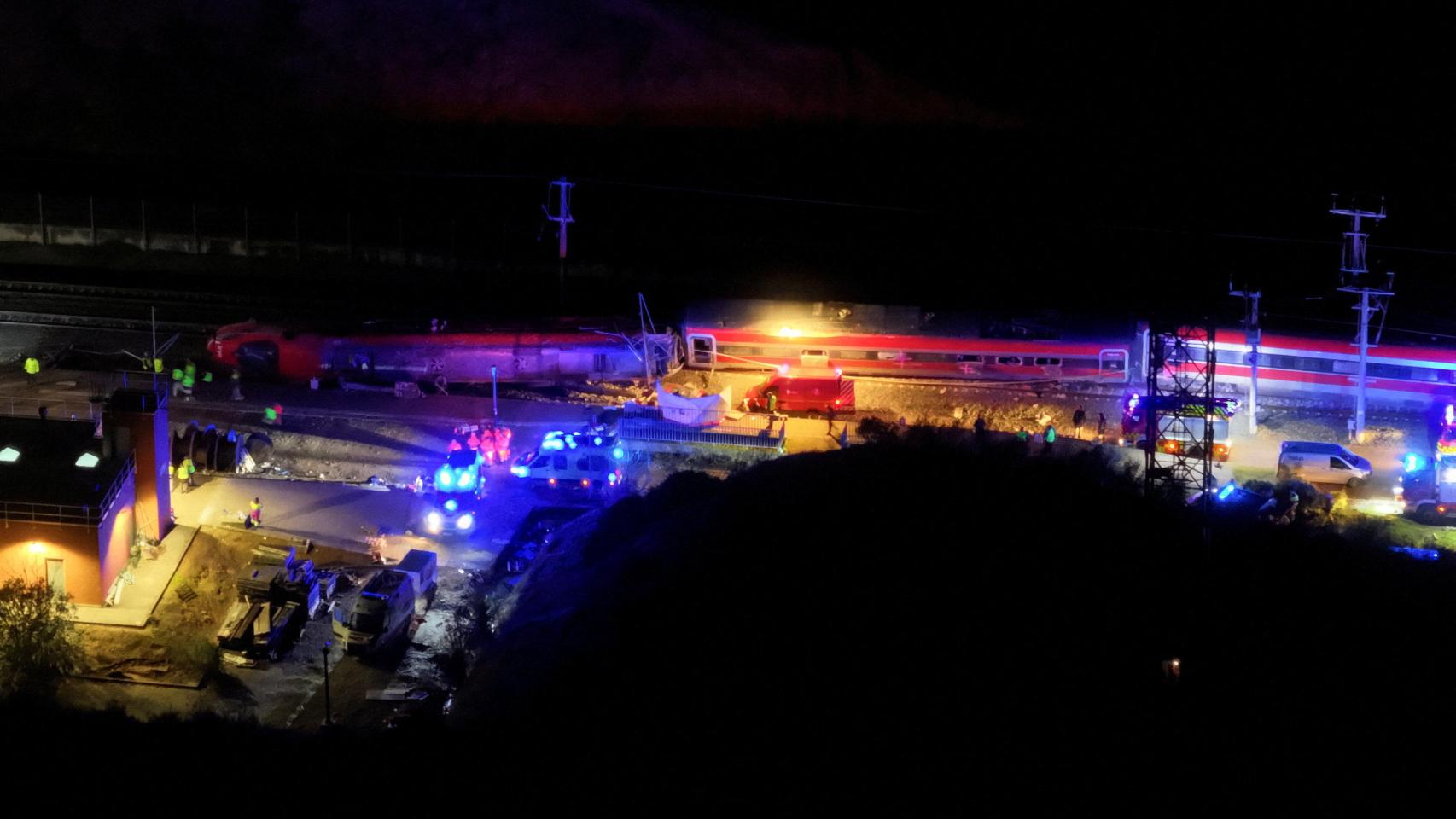 Una vista desde un dron muestra a los servicios de emergencia trabajando en el lugar del mortal descarrilamiento de Adamuz, en la provincia de Córdoba.