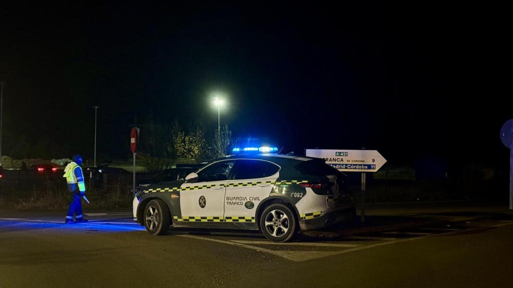 Um policial de trânsito controla o acesso ao local já às cinco horas da manhã de segunda-feira.