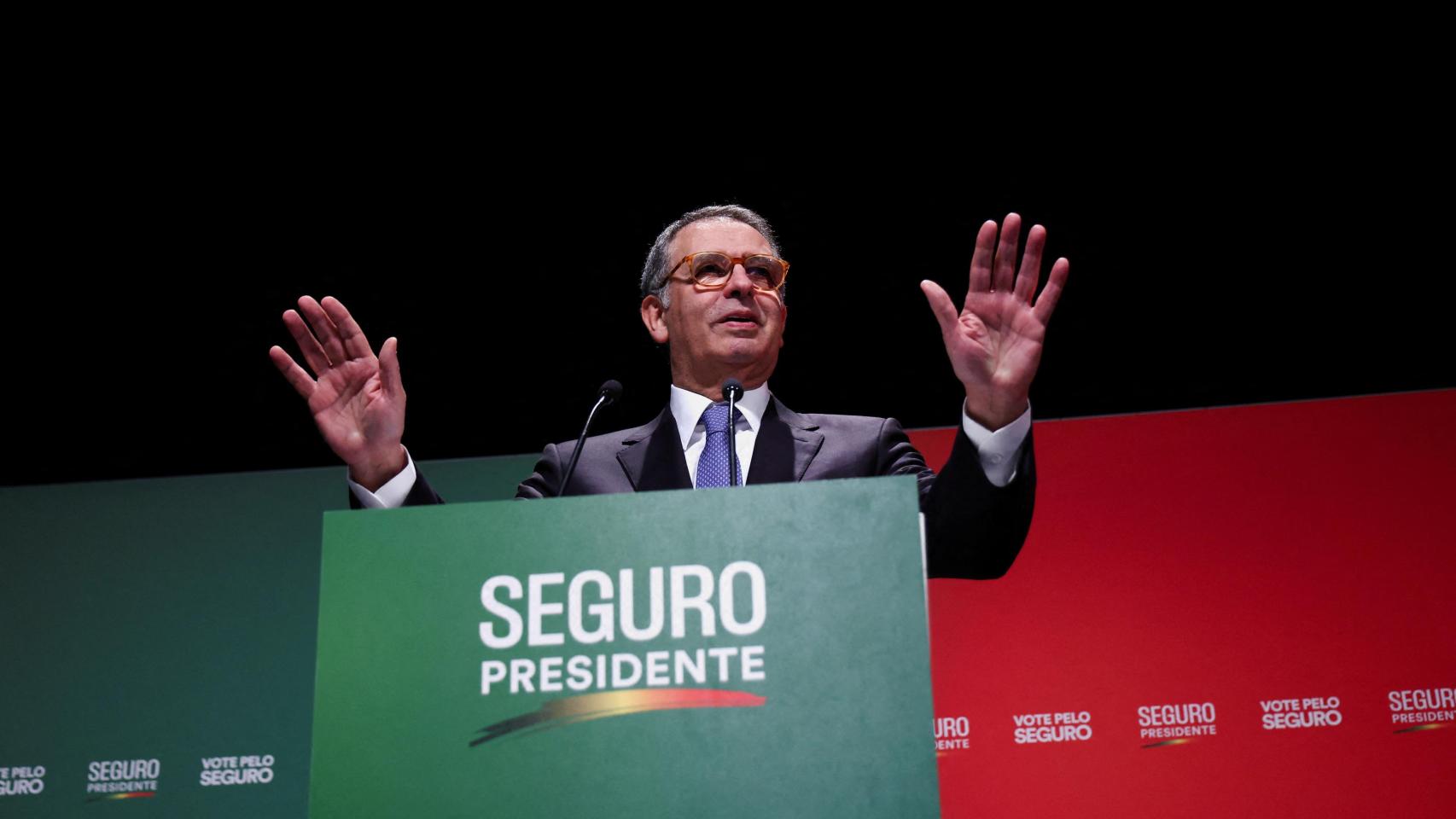 El candidato socialista Seguro tras imponerse en la primera vuelta.