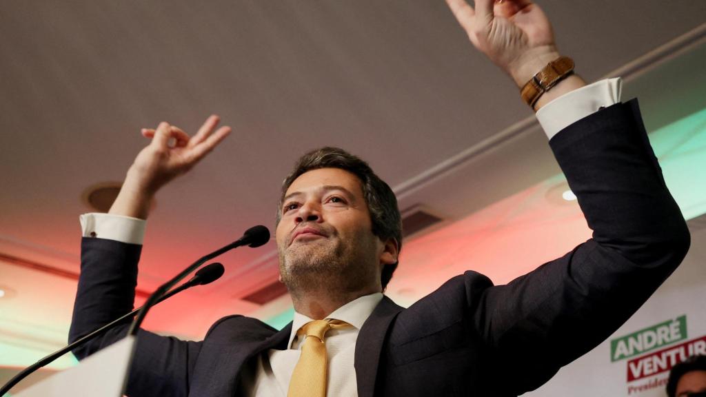 El candidato ultra Ventura celebra los resultados.