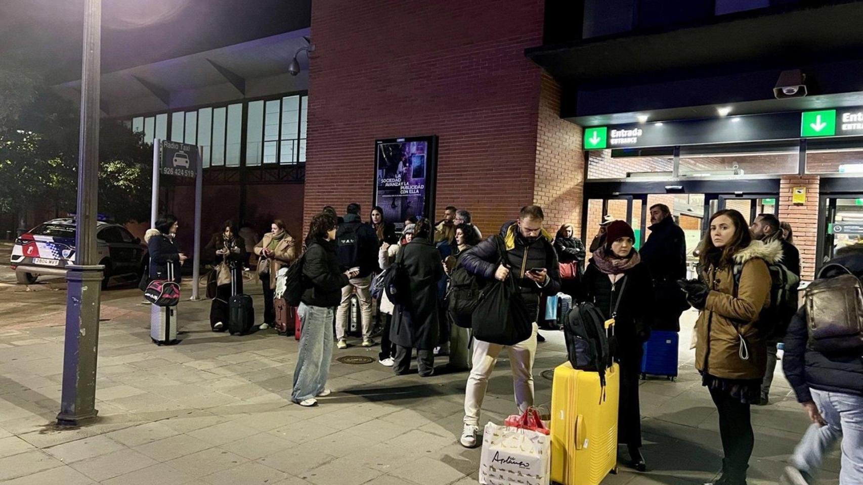 Viajeros apeados en la estación de Puertollano. Foto: Europa Press.