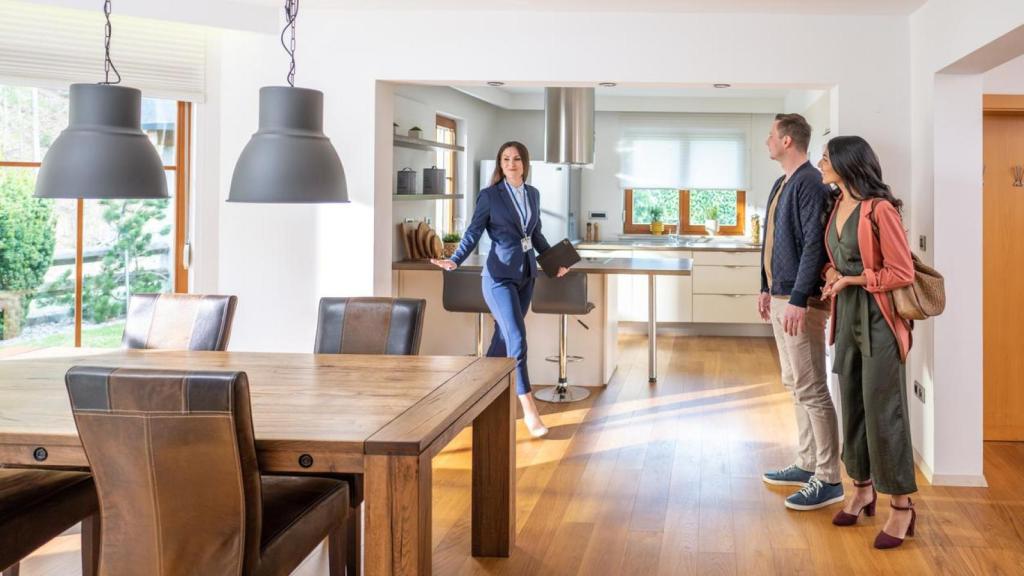 Una pareja visitando un piso.