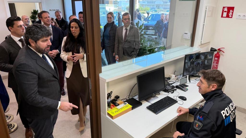 El presidente de la Comunidad en el interior de las nuevas instalaciones.