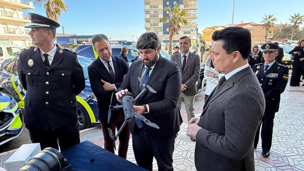 José Miguel Luengo, alcalde de San Javier, junto a López Miras manipulando un dron