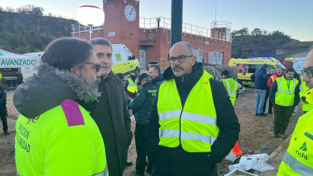 El presidente de Renfe,  Álvaro Fernández Heredia, junto al CEO de Iryo, Fabrizio Favara, en el lugar del accidente del tren de Iryo y del Alvia de Renfe en la mañana del 19 de enero de 2026.
