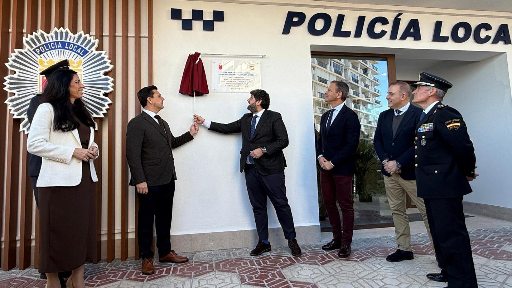 El Presidente de la región, López Miras, junto al alcalde de San Javier, José Miguel Luengo, inaugurando la Comisaría de Policía Local en La Manga