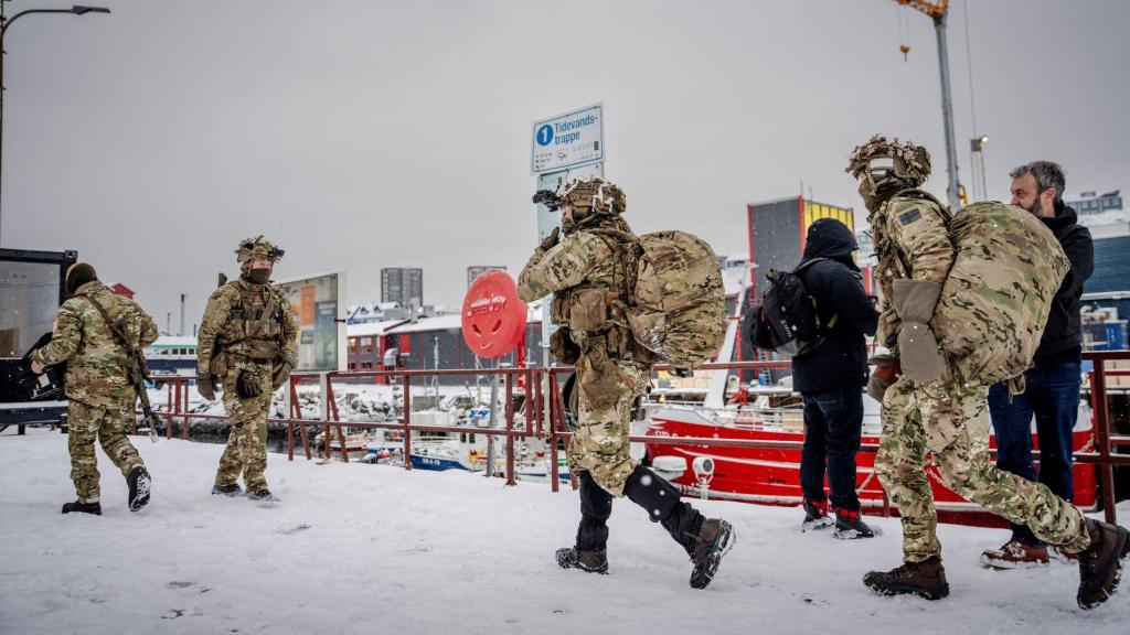 Soldados daneses desembarcan en el puerto de Nuuk, en Groenlandia.