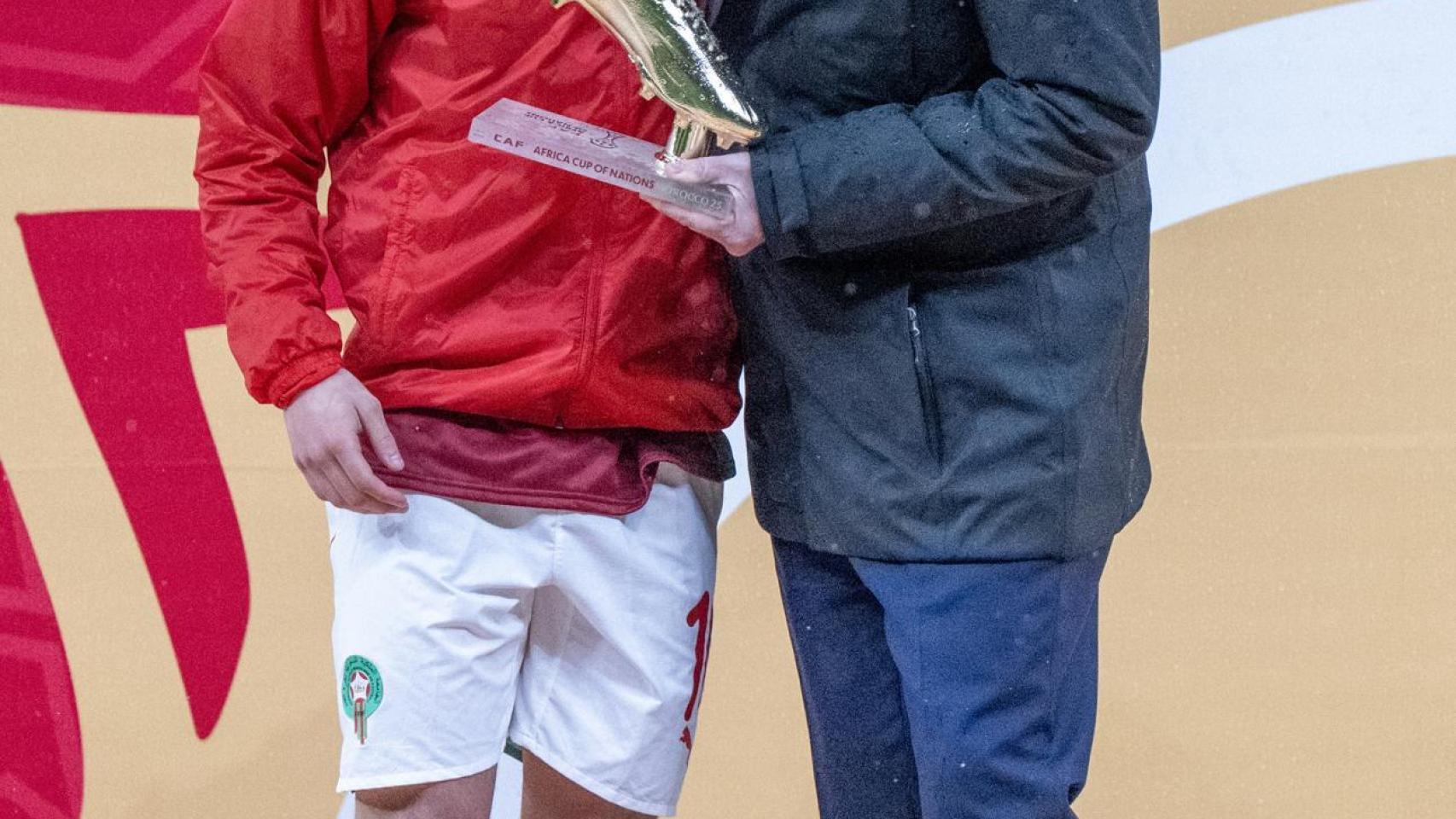 Brahim Díaz, consolado por Gianni Infantino tras la final de la Copa África