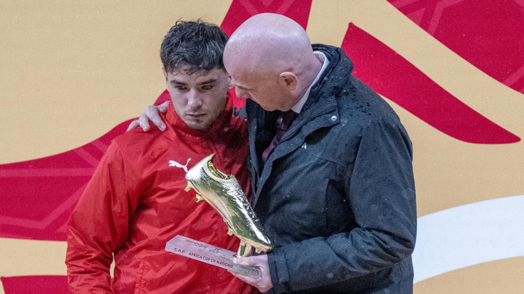 Brahim Díaz, consolado por Gianni Infantino tras la final de la Copa África