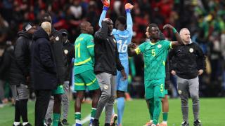 Jugadores de Senegal abandonando el campo durante la final de la Copa África