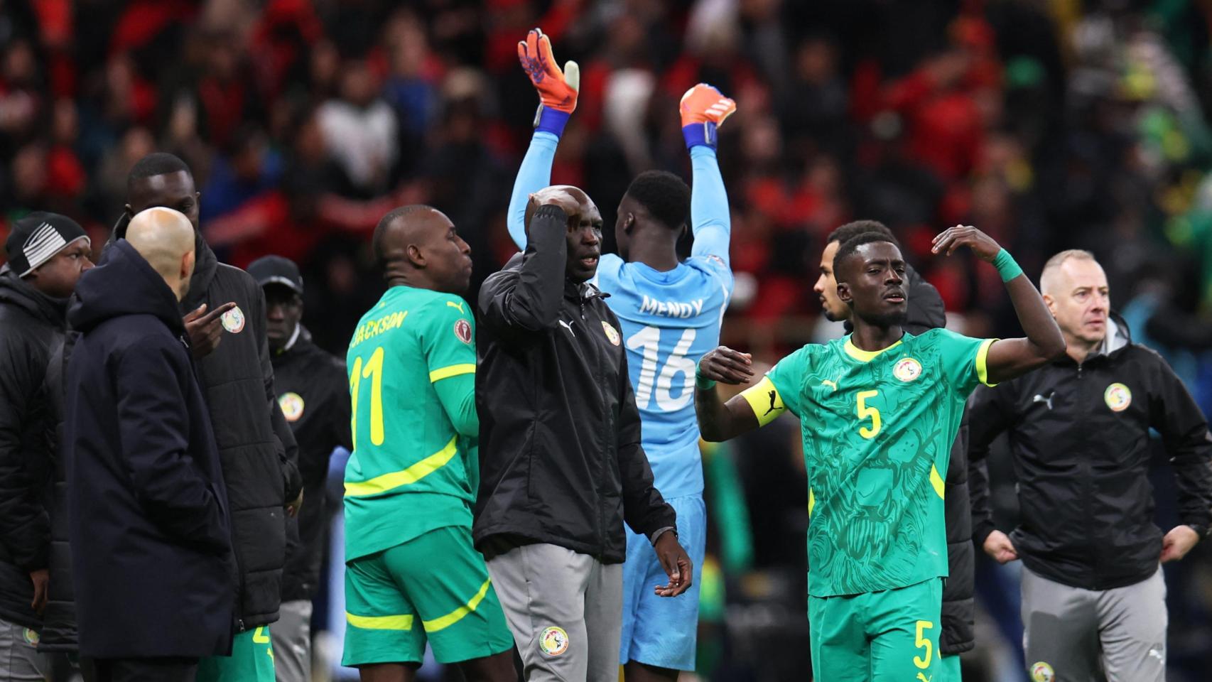 Jugadores de Senegal abandonando el campo durante la final de la Copa África