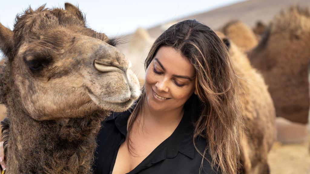 Guacimara Cabrera, CEO de Dromemilk, posa con uno de sus camellos.