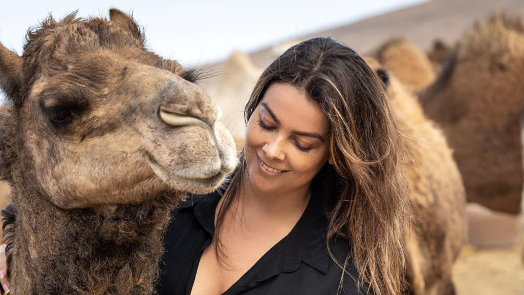 Guacimara Cabrera, CEO de Dromemilk, posa con uno de sus camellos.