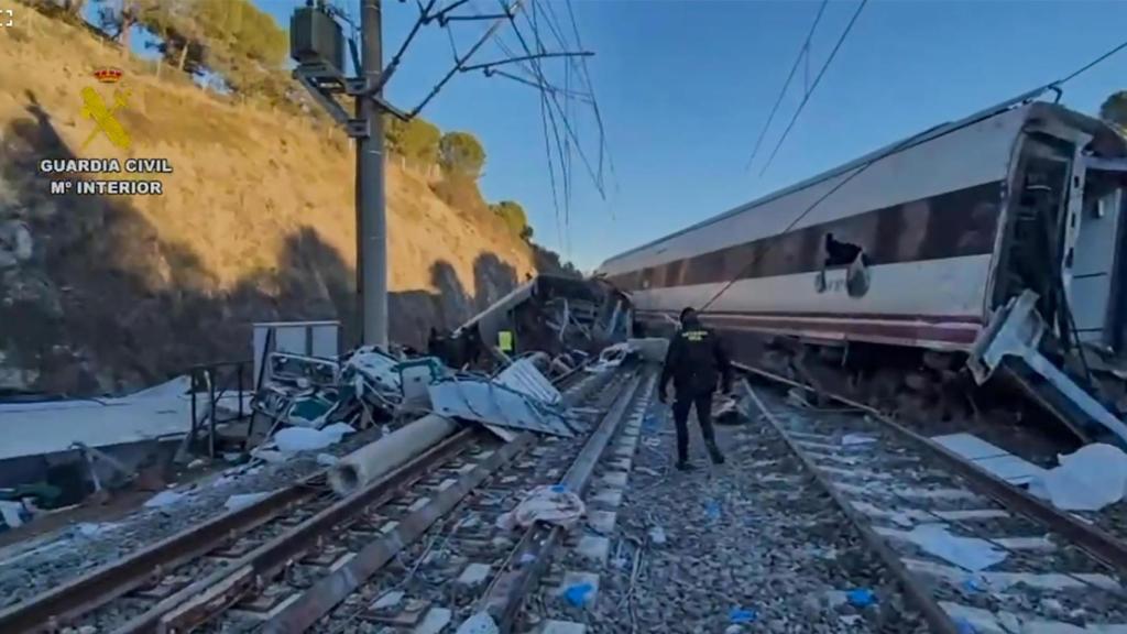 Un agente de la Guardia Civil en las inmediaciones del tren de Alvia de Renfe accidentado.