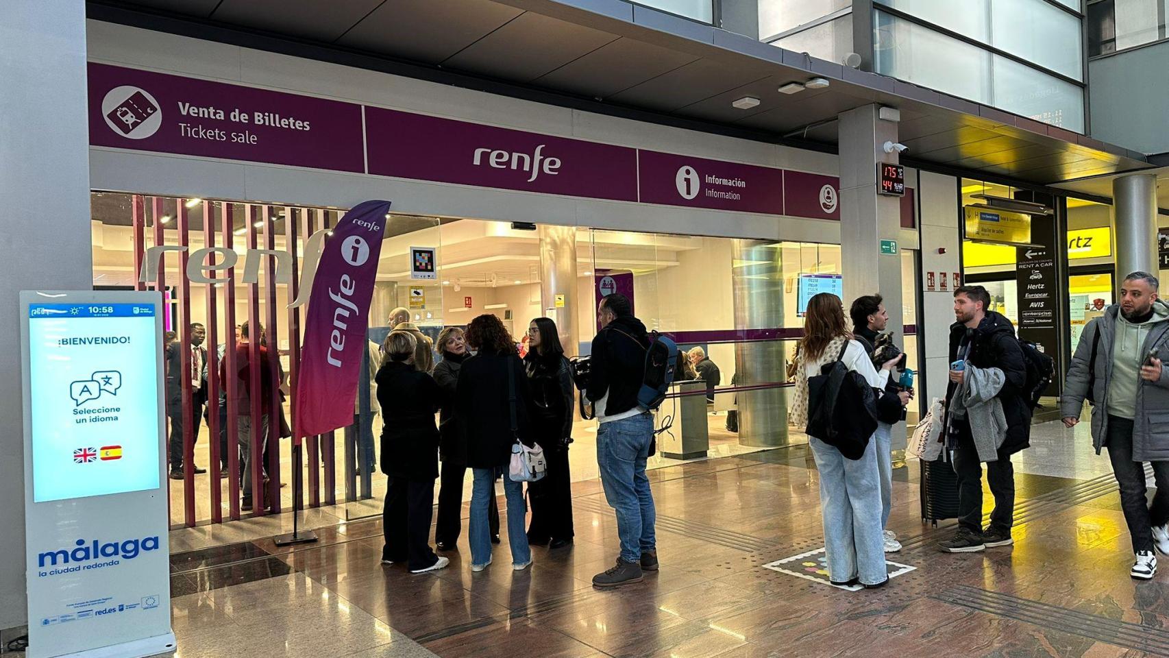 Personas este lunes en la estación de Vialia pidiendo información.