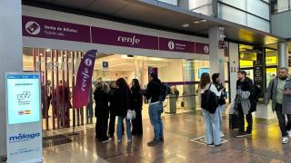Personas este lunes en la estación de Vialia pidiendo información.
