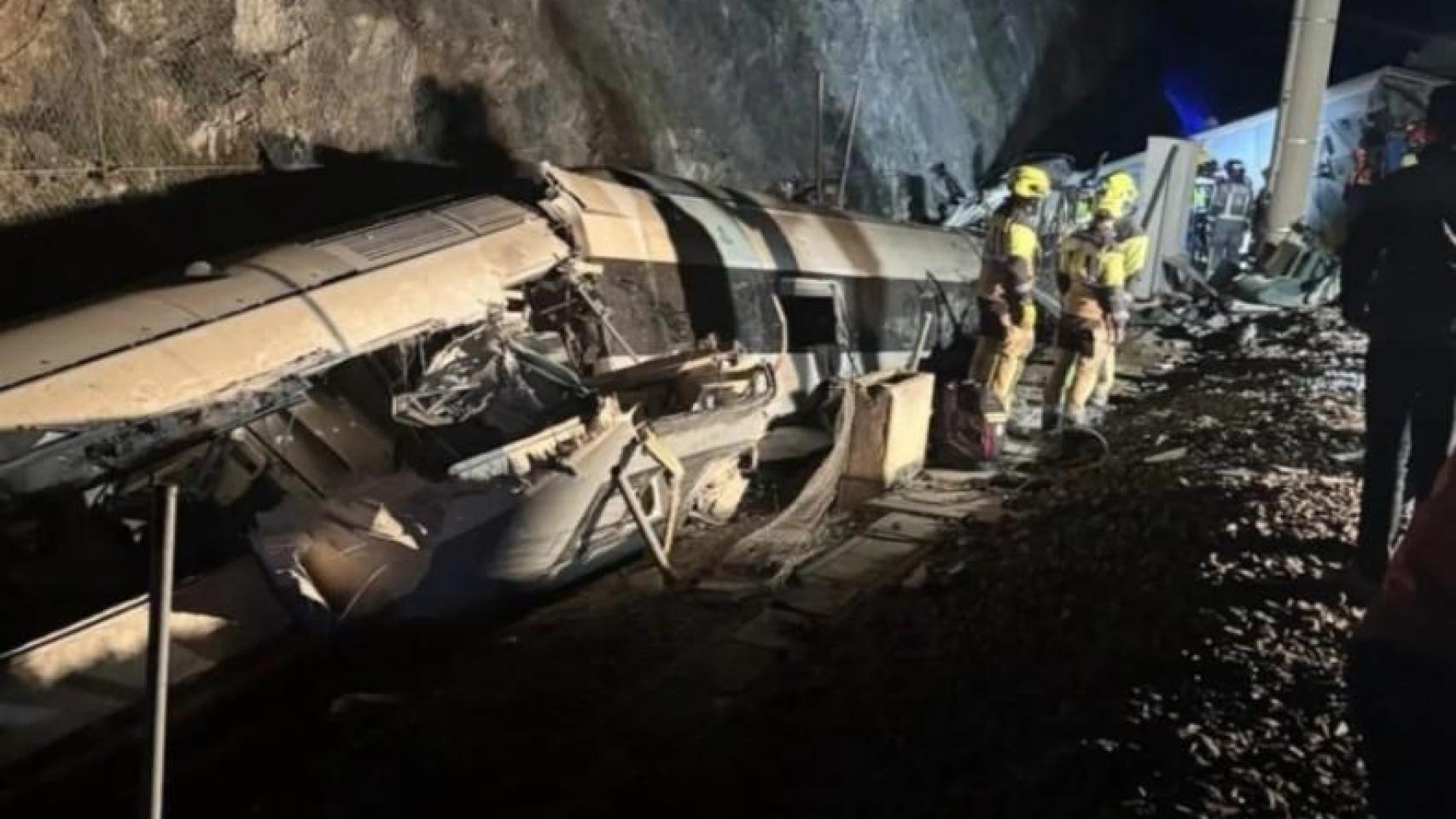 Imagen del descarrilamiento de dos trenes de alta velocidad de Iryo y Renfe, este domingo, en Adamuz.