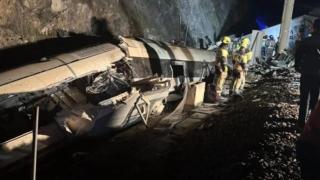 Imagen del descarrilamiento de dos trenes de alta velocidad de Iryo y Renfe, este domingo, en Adamuz.
