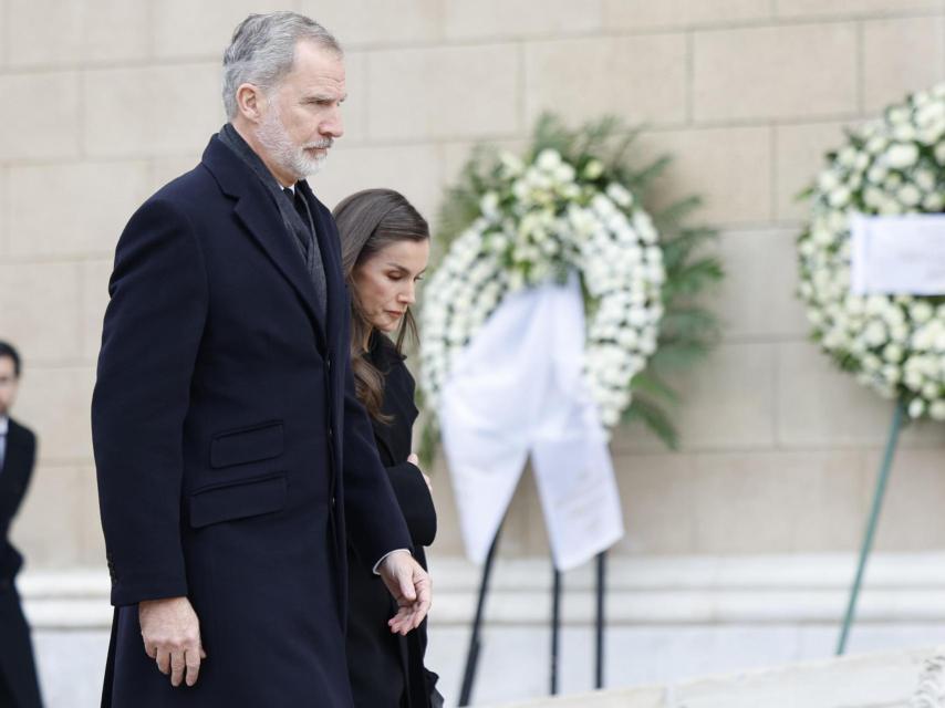 Felipe VI y Letizia, asistiendo a la misa por la princesa Irene de Grecia.