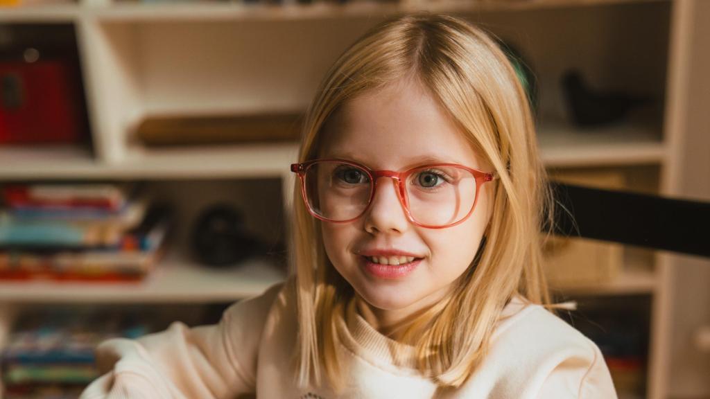 Una niña con miopía.