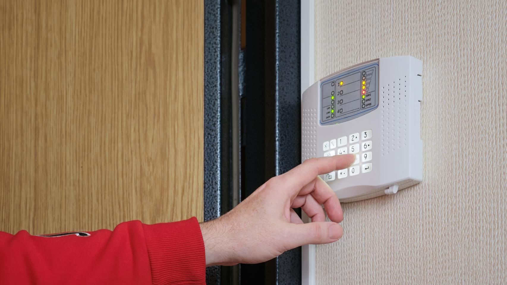 Una persona manipulando una alarma.