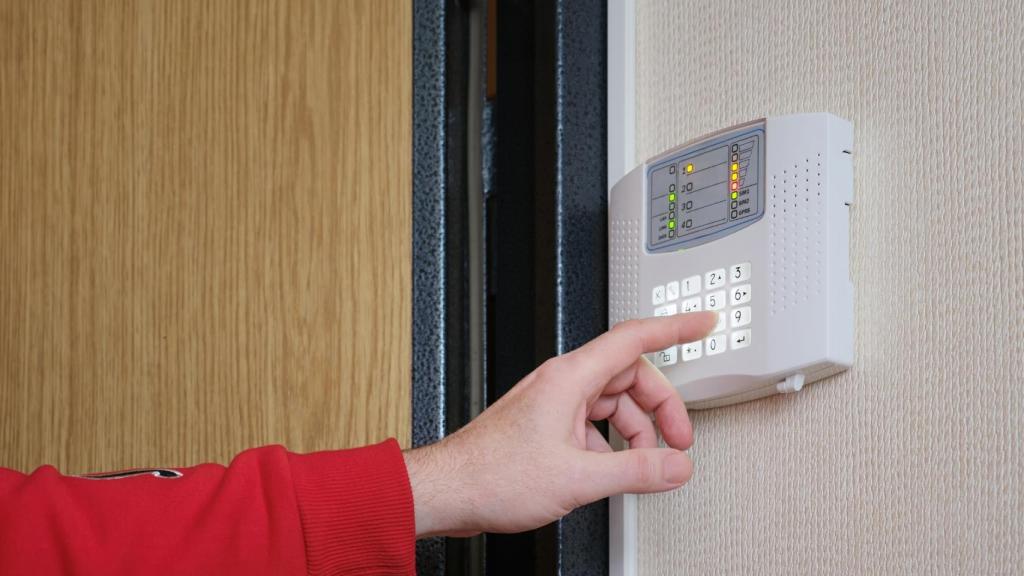 Una persona manipulando una alarma.