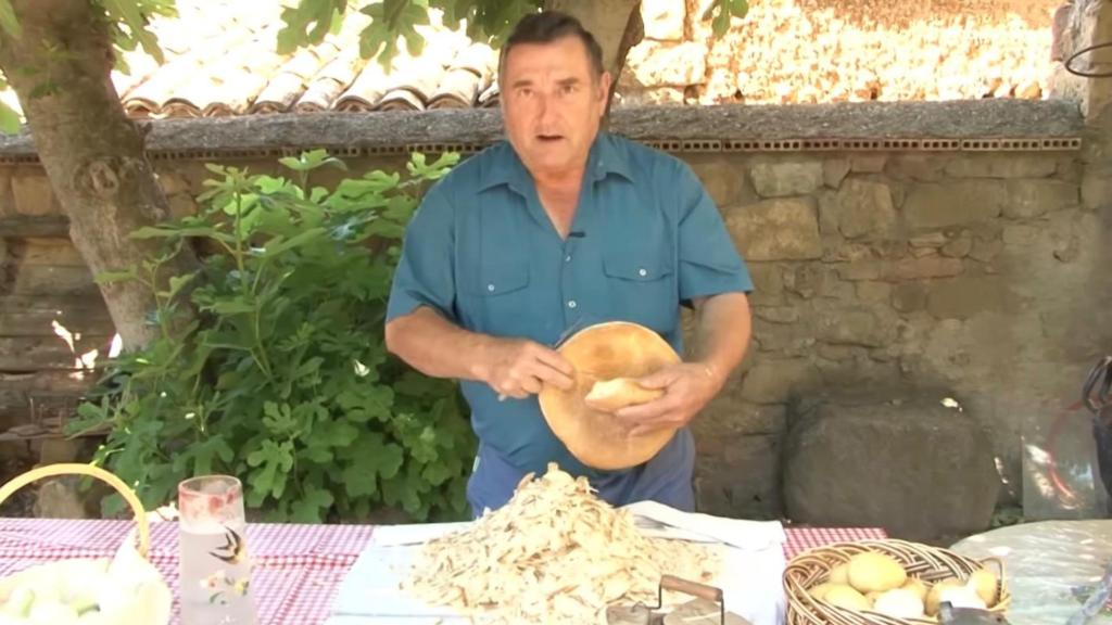 Juan Vicente Ara, haciendo migas del pastor