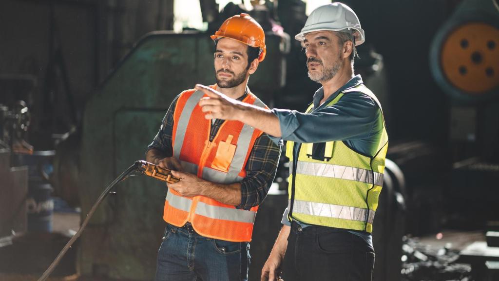 Un estudiante y un trabajador.