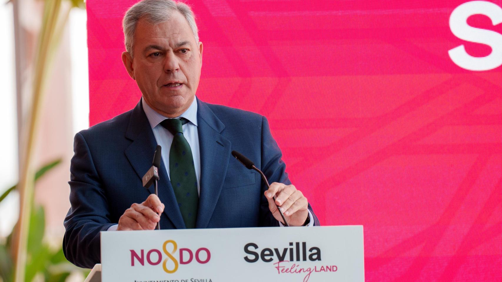 Imagen del alcalde de Sevilla, José Luis Sanz, durante la presentación del cartel de Fitur.