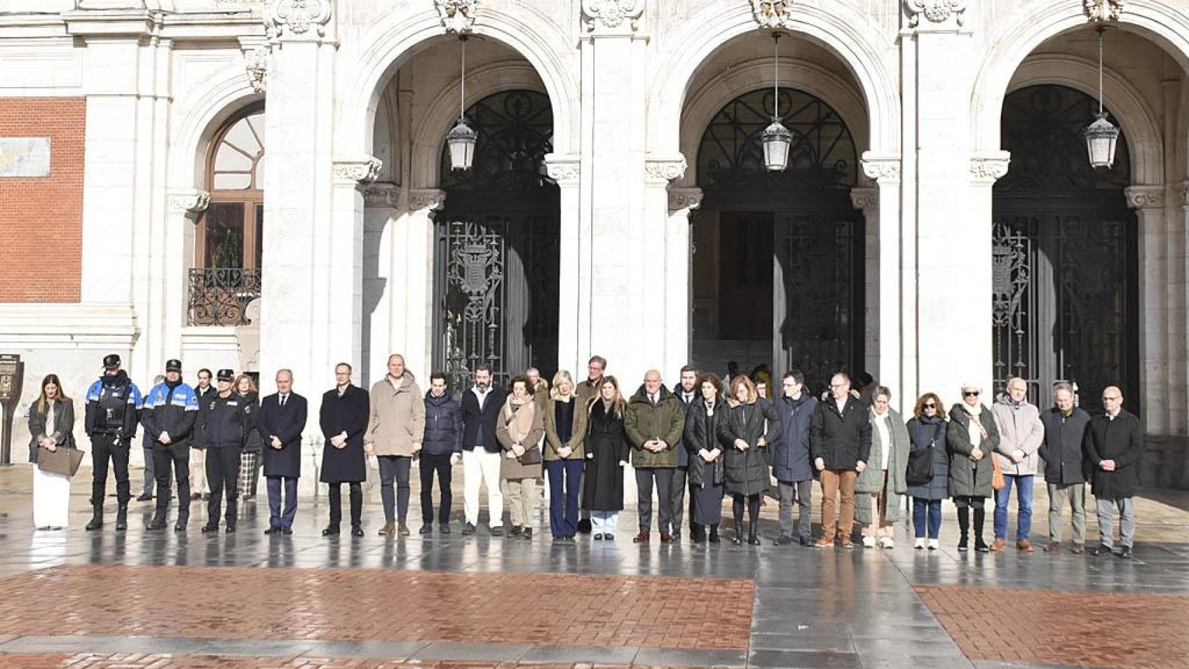 Minuto de silencio en Valladolid, frente al Ayuntamiento.