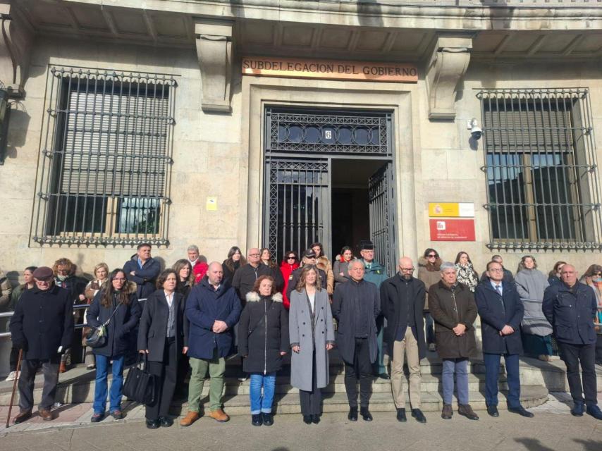 Minuto de silencio frente a la Subdelegación del Gobierno en León.