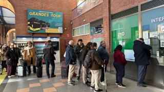 Largas colas en la estación de autobuses de Málaga para conseguir un billete.