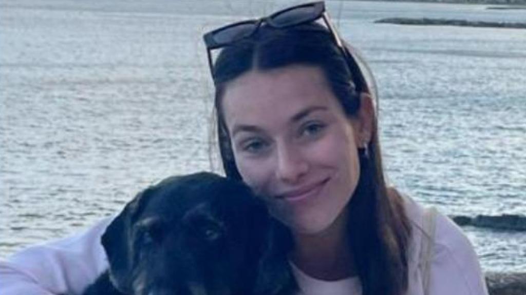 Ana, la pasajera protagonista, junto a su mascota, Boro, y a la derecha, una imagen del Iryo accidentado.