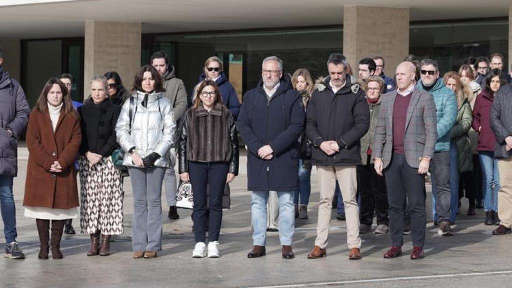 Minuto de silencio frente a las Cortes de Castilla y León.