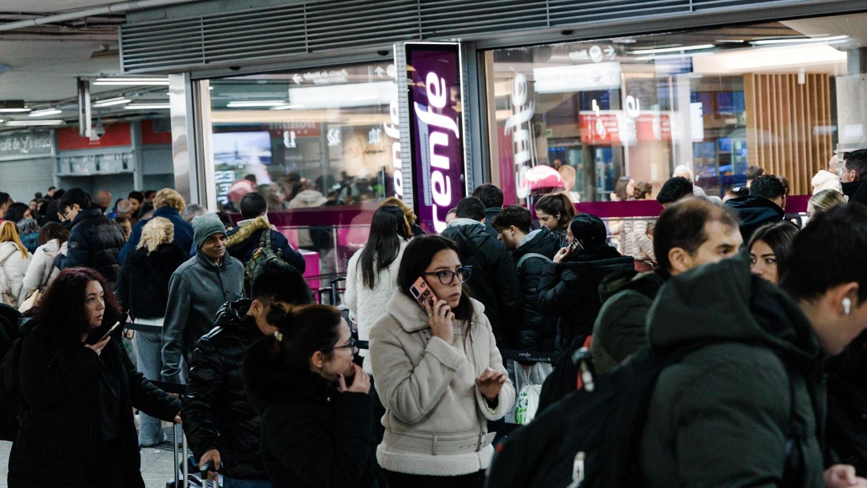Decenas de personas haciendo cola en las oficinas de Renfe, en la estación Madrid-Puerta de Atocha-Almudena Grandes, a 18 de enero de 2026.