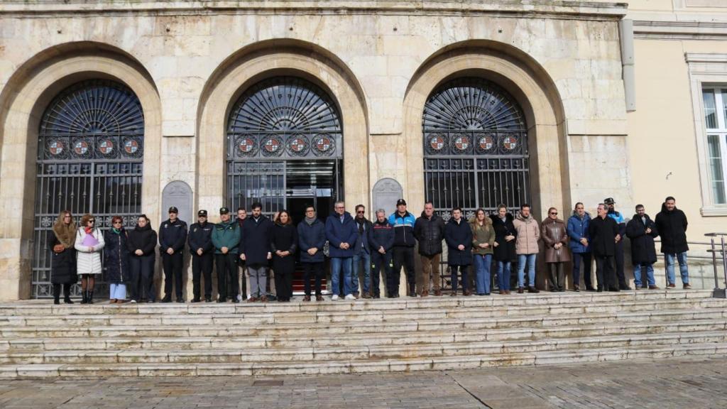 Minuto de silencio frente al Ayuntamiento de Palencia.