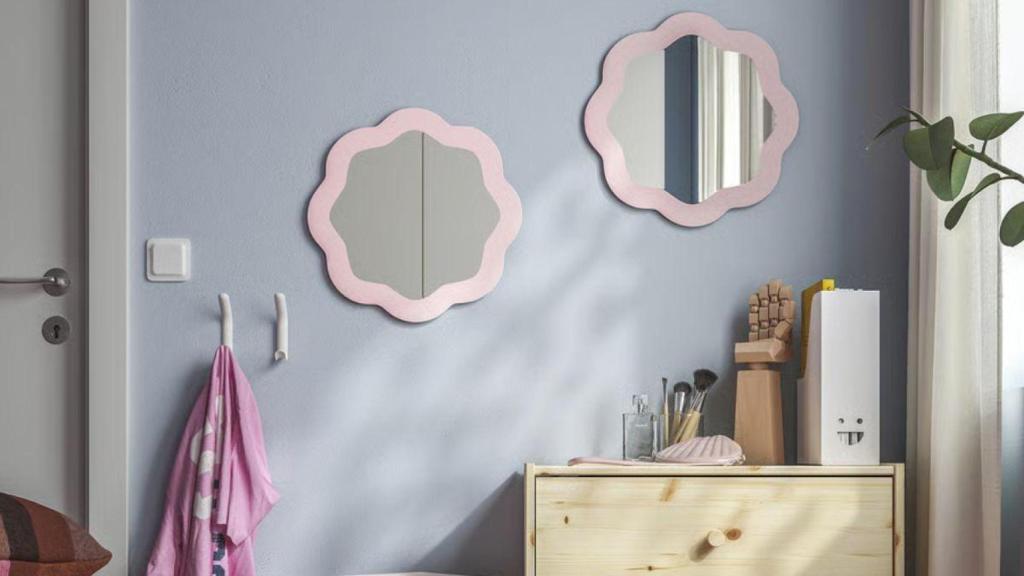 Alégrate el Blue Monday con el espejo rosa de Ikea que le va a dar vida a cualquier rincón de tu casa