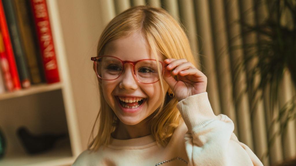 Una niña con miopía.